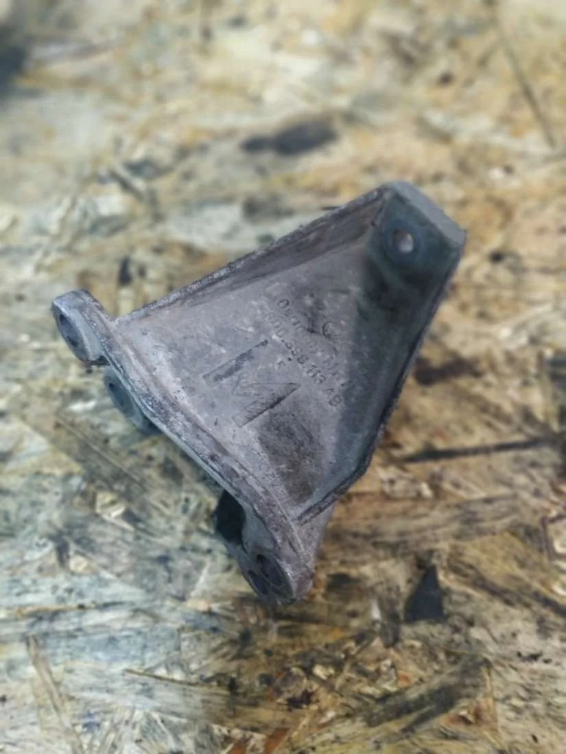 Кронштейн двигателя 8D0399113AB Volkswagen Passat B5 1.9 Дизель