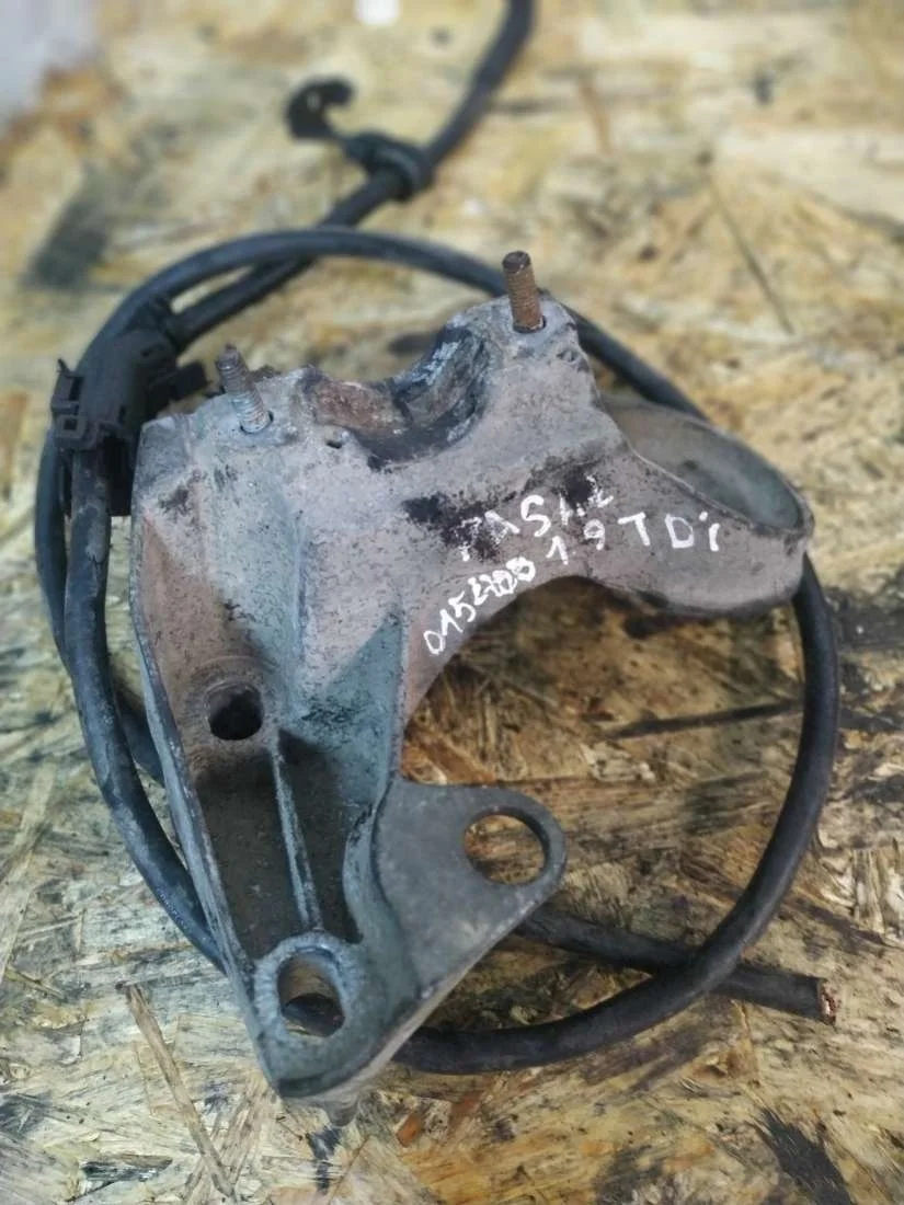 Кронштейн стабилизатора 4B0199352A Volkswagen Passat B5 1.9 Дизель