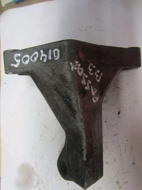 Кронштейн КПП 357199353A Volkswagen Passat B3 0