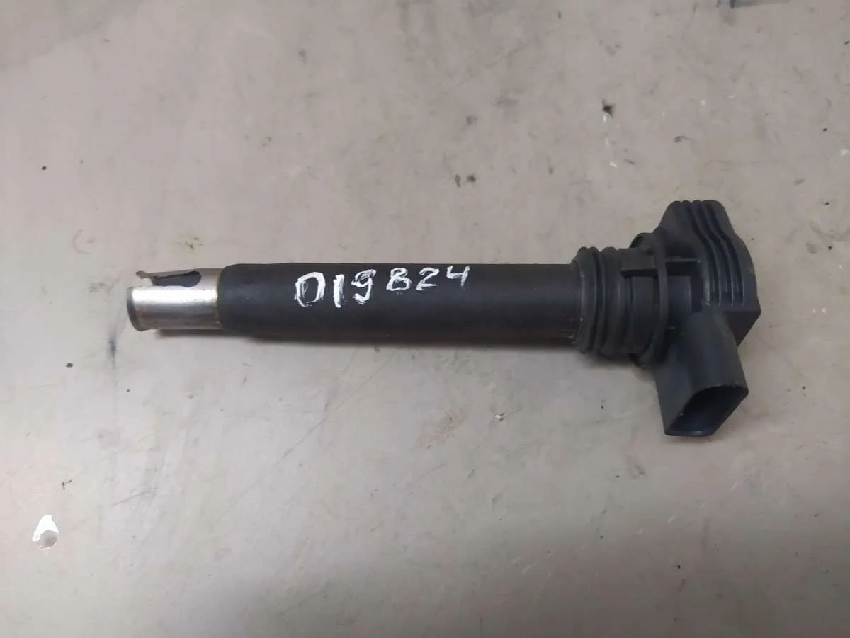 Катушка зажигания 06H905115 Volkswagen Passat B6 2.0 Бензин