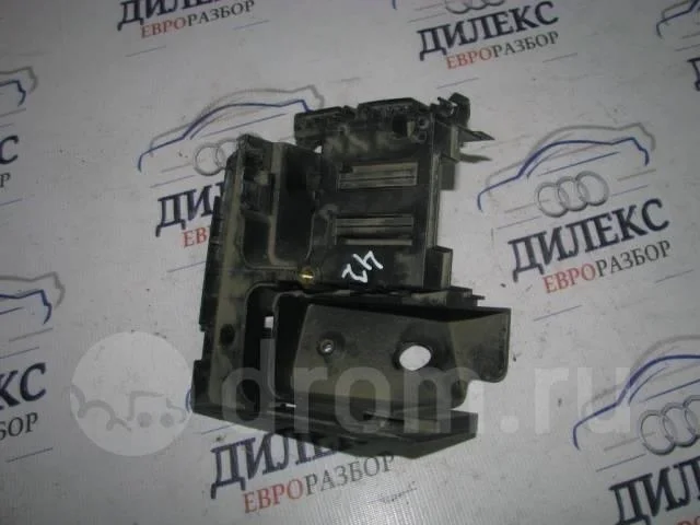 кронштейн (сопут. товар) VW Passat (B6) 2005-2010 - -