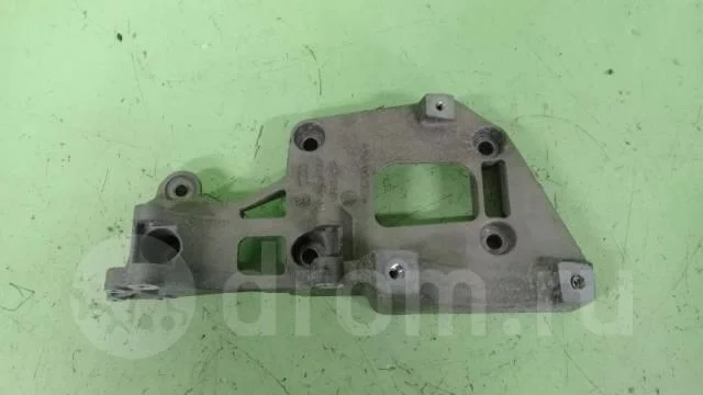 кронштейн генератора VW Golf V Plus 2005-2014 - -