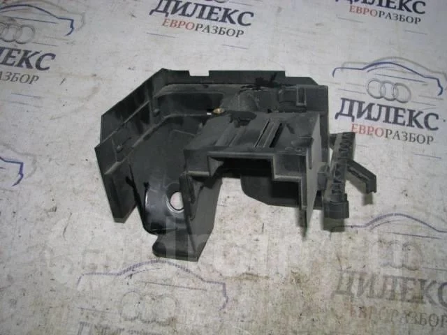 кронштейн (сопут. товар) VW Golf V Variant 2003-2009 - -