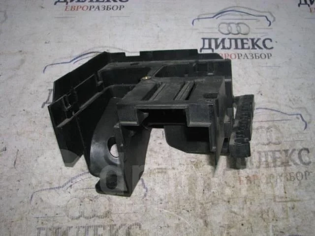 кронштейн (сопут. товар) VW Golf V Plus 2005-2014 - -