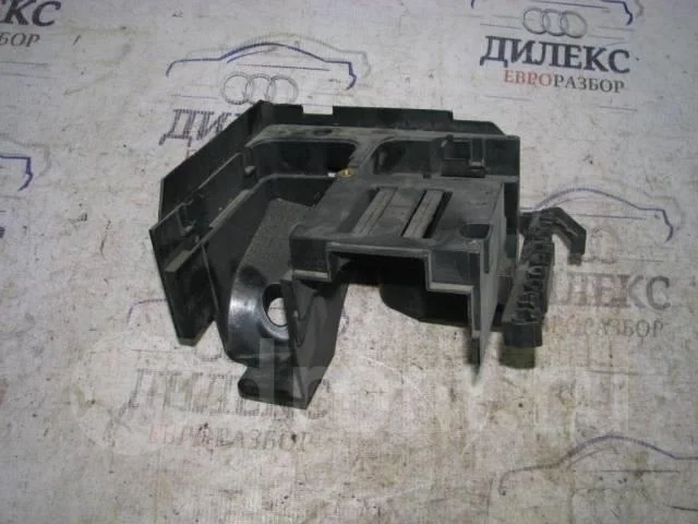 кронштейн (сопут. товар) VW Passat (B6) 2005-2010 - -