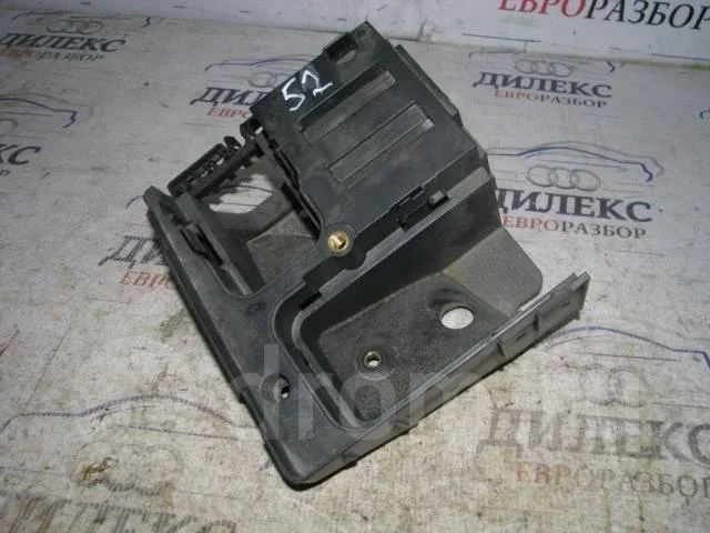 кронштейн (сопут. товар) VW Passat (B6) 2005-2010 - -