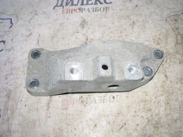кронштейн акпп VW Passat (B6) 2005-2010 - -