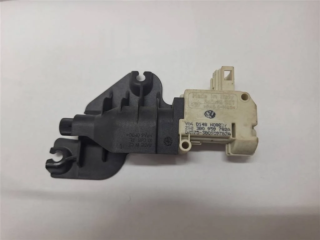 замок бардачка Audi A6 (C6 4F) 2004-2011 - -