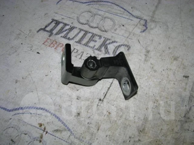 петля двери VW Tiguan 2007-2011 L -