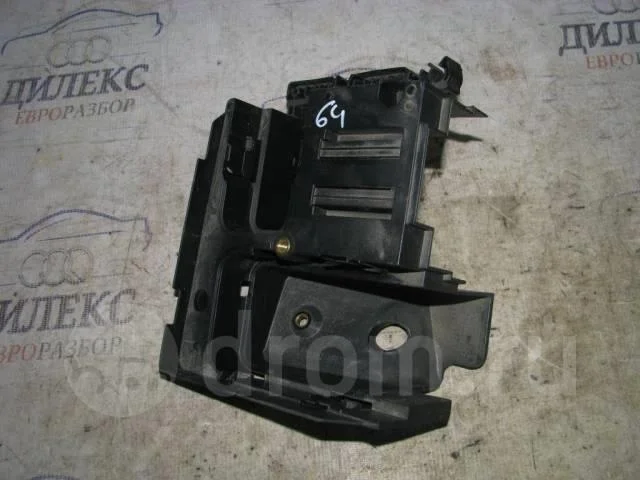 кронштейн (сопут. товар) VW Tiguan 2007-2011 - -