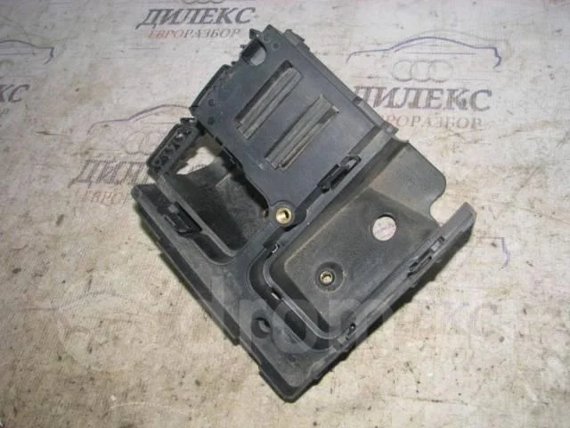 кронштейн (сопут. товар) VW Tiguan 2007-2011 - -