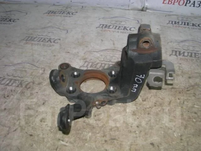 кулак поворотный VW Tiguan 2007-2011 R F