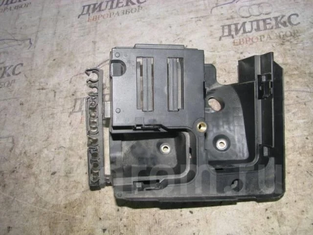 кронштейн (сопут. товар) VW Passat (B6) 2005-2010 - -