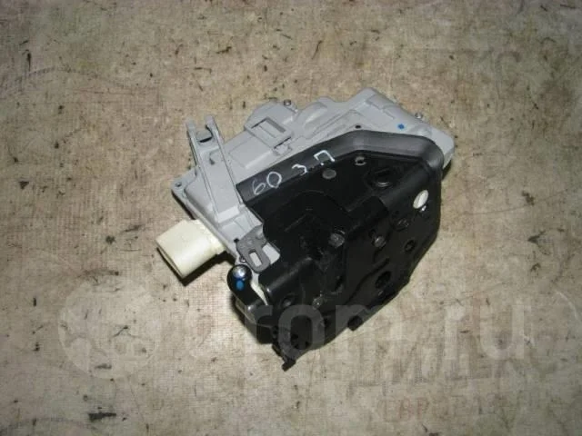 замок двери VW Tiguan 2007-2011 R R