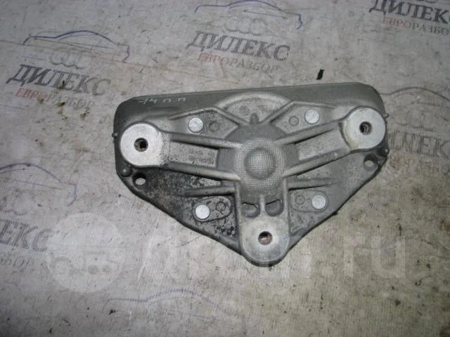 кронштейн амортизатора VW Touareg 2002-2010 - -