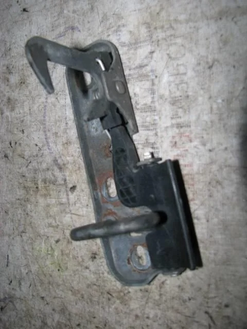 крючок капота VW Tiguan 2007-2011 - -