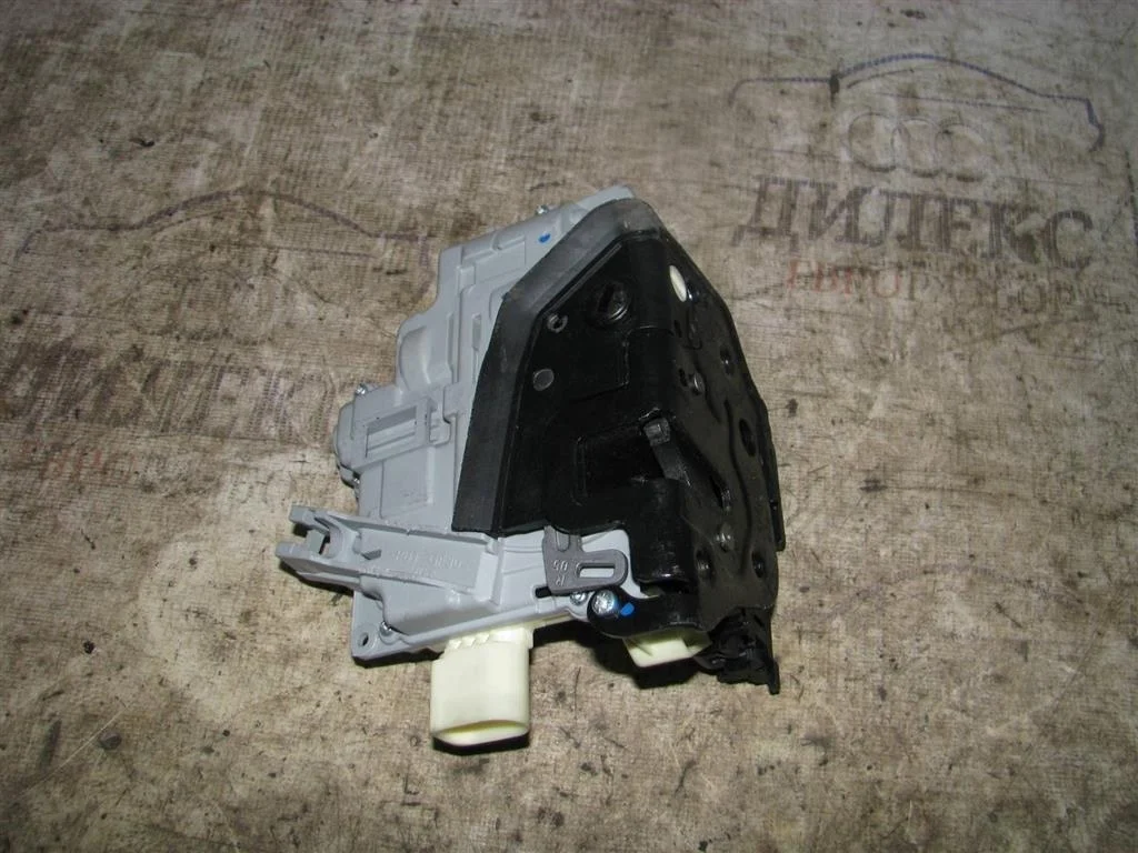 замок двери VW Tiguan 2007-2011 R R