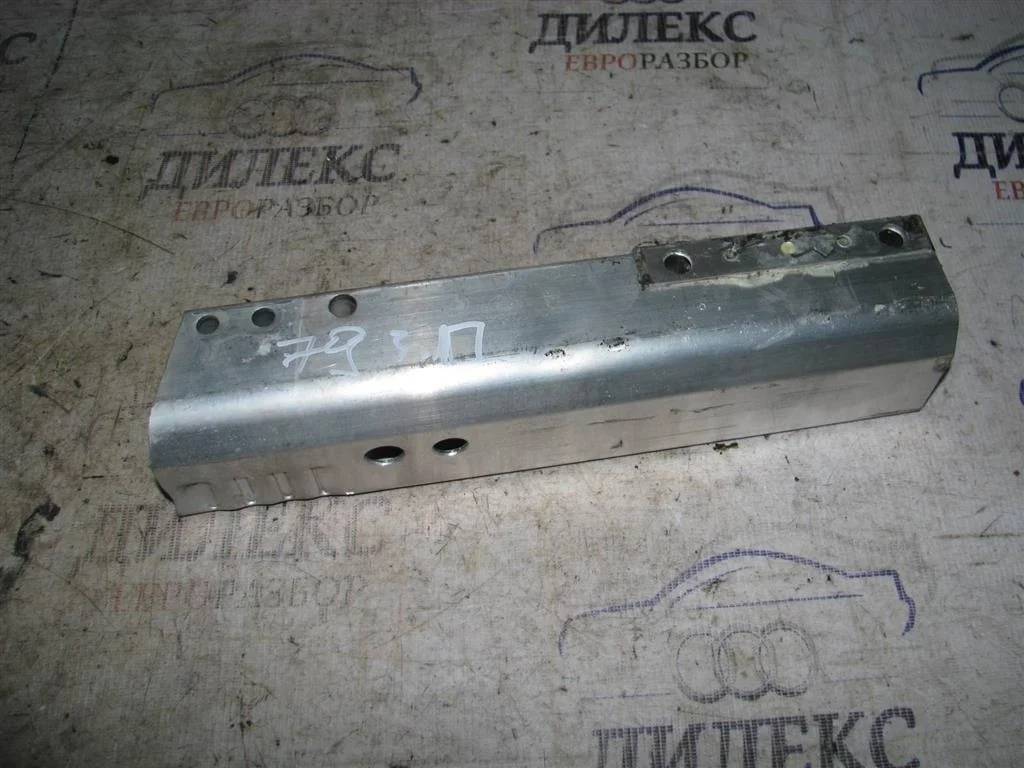 кронштейн усилителя заднего бампера Audi A4 (B8) 2007-2015 R R