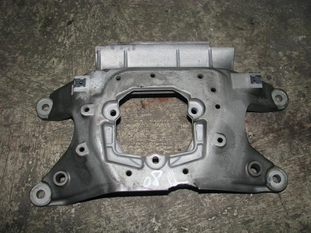 кронштейн опоры кпп Audi A4 (B8) 2007-2015 - -