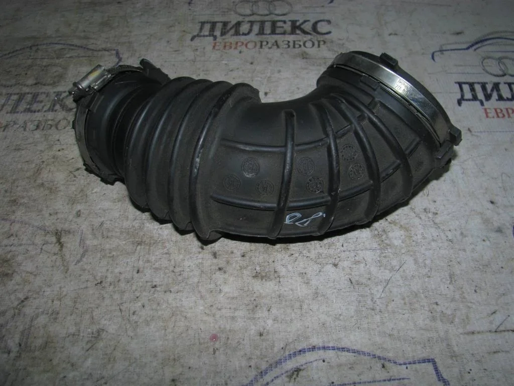 патрубок воздушного фильтра Audi A4 (B8) 2007-2015 - -
