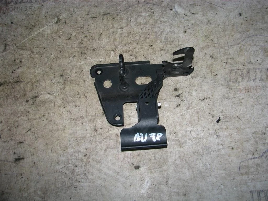 крючок капота Audi A6 (C6 4F) 2004-2011 - -