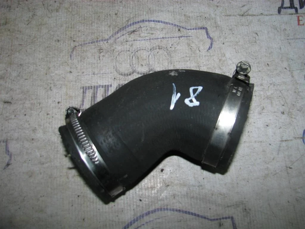 патрубок интеркулера VW Tiguan 2007-2011 - -