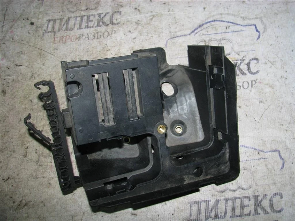 кронштейн (сопут. товар) VW Tiguan 2007-2011 - -