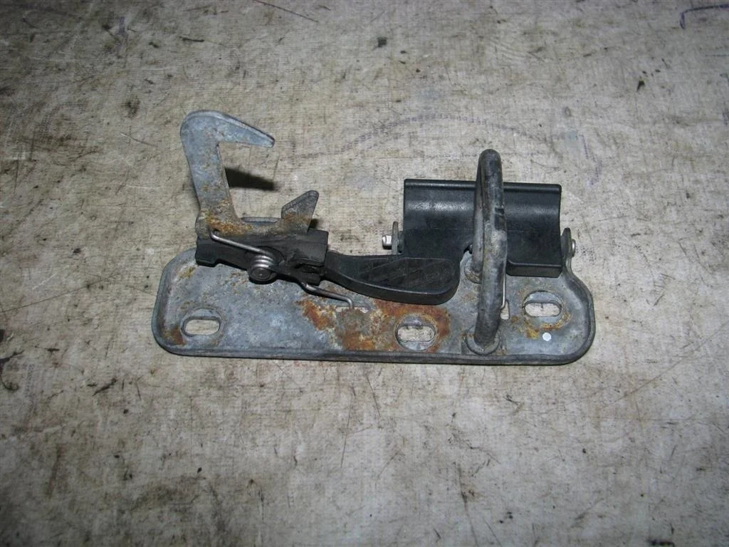 крючок капота VW Tiguan 2007-2011 - -