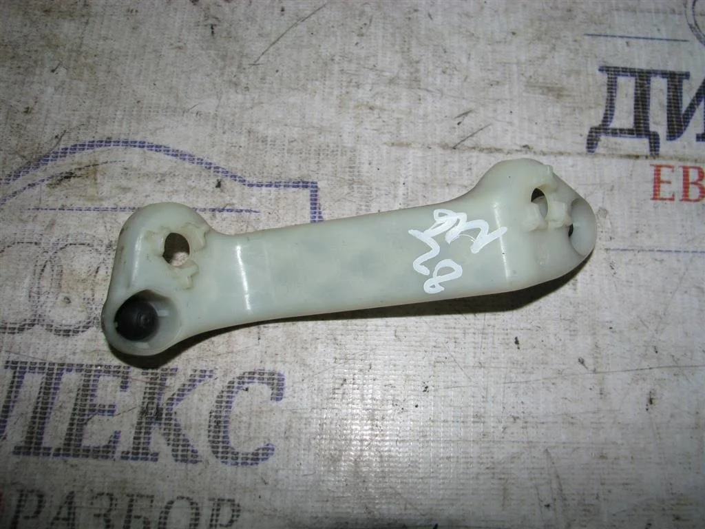 кронштейн фонаря Audi A6 (C6 4F) 2004-2011 - -