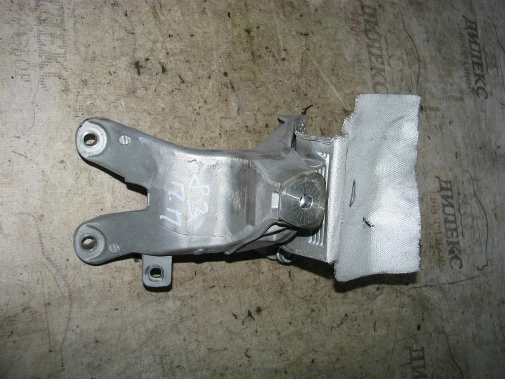 кронштейн двигателя Audi Q5 R -