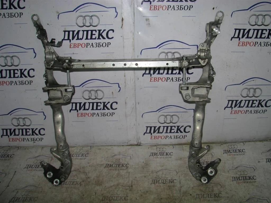 подрамник двигателя Audi Q5 - -