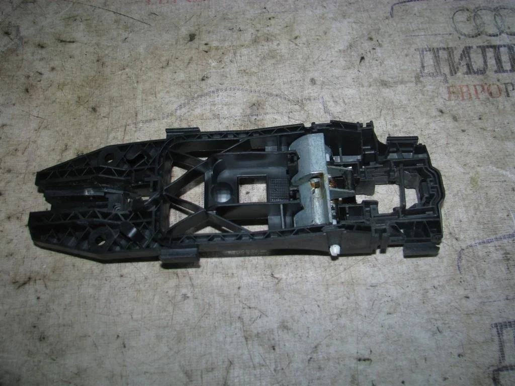 кронштейн ручки VW Tiguan 2007-2011 - -