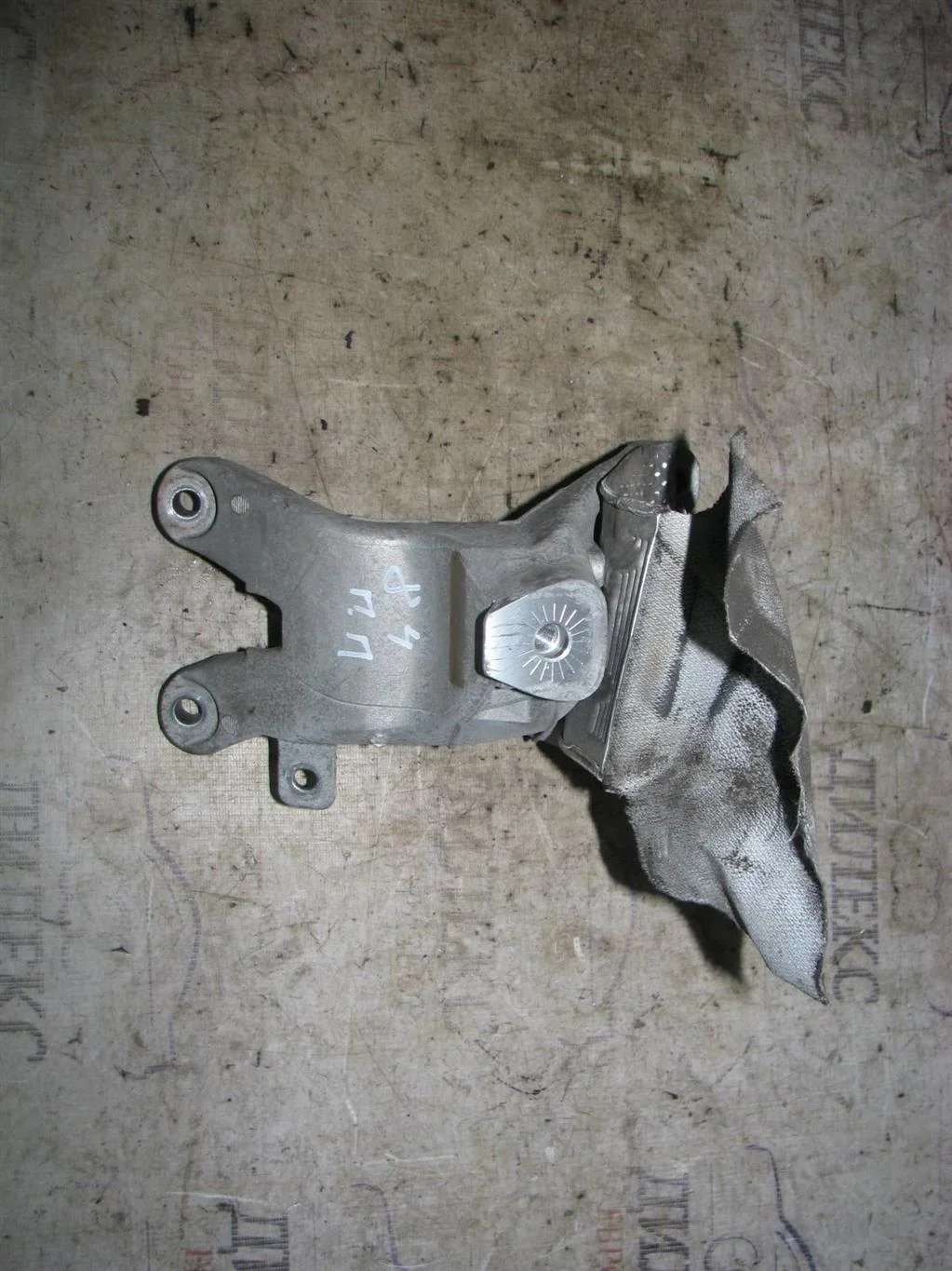 кронштейн двигателя Audi A4 (B8) 2007-2015 R -