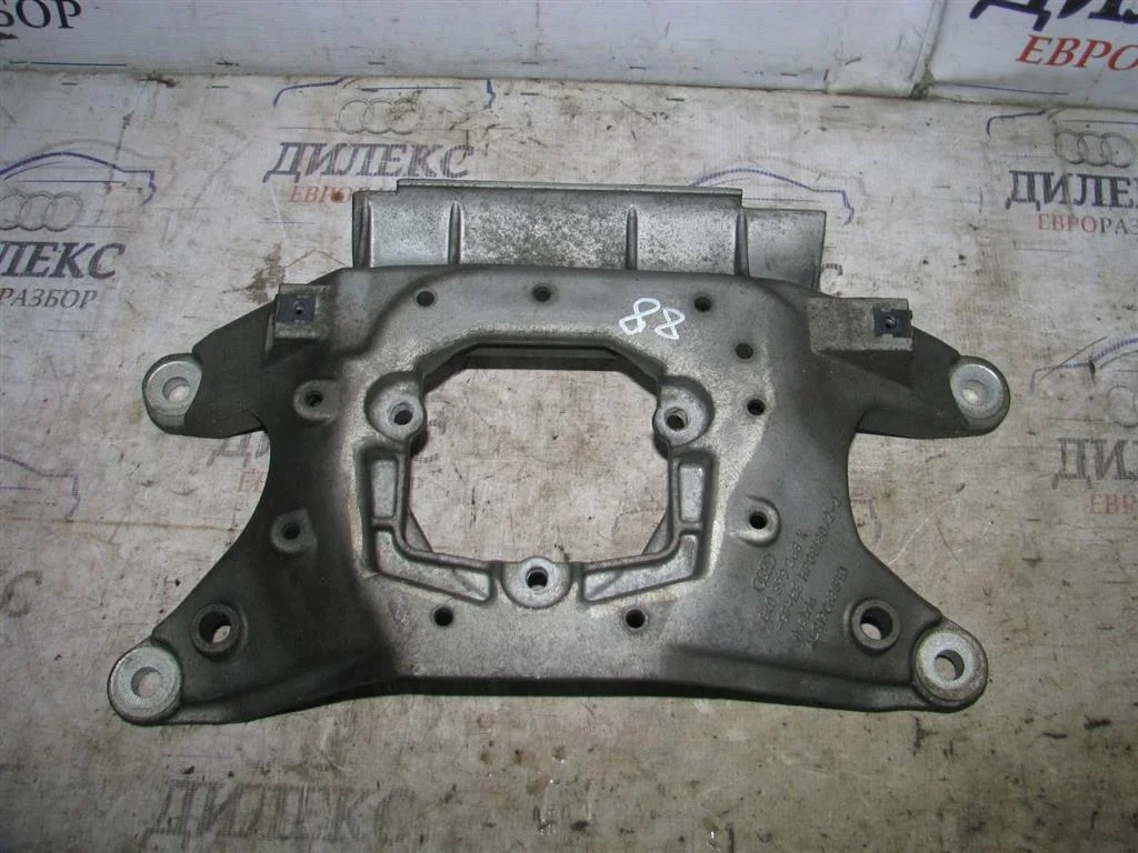 кронштейн опоры кпп Audi Q5 - -