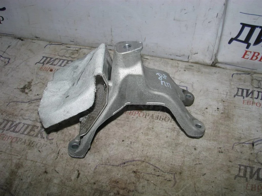 кронштейн двигателя Audi Q5 R -