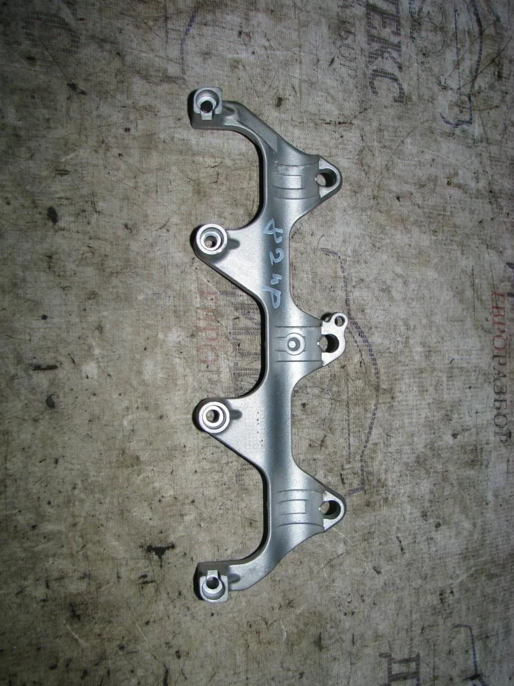 кронштейн (сопут. товар) Audi A6 (C6 4F) 2004-2011 - -