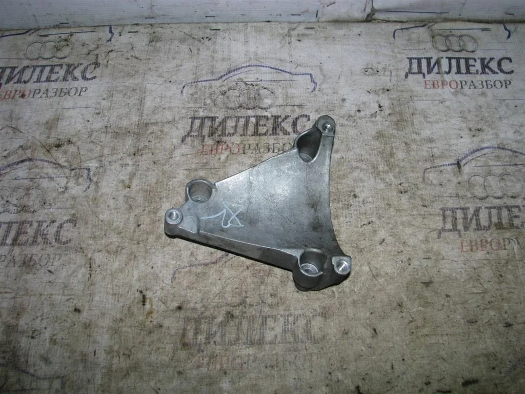 кронштейн кондиционера Audi A6 (C6 4F) 2004-2011 - -