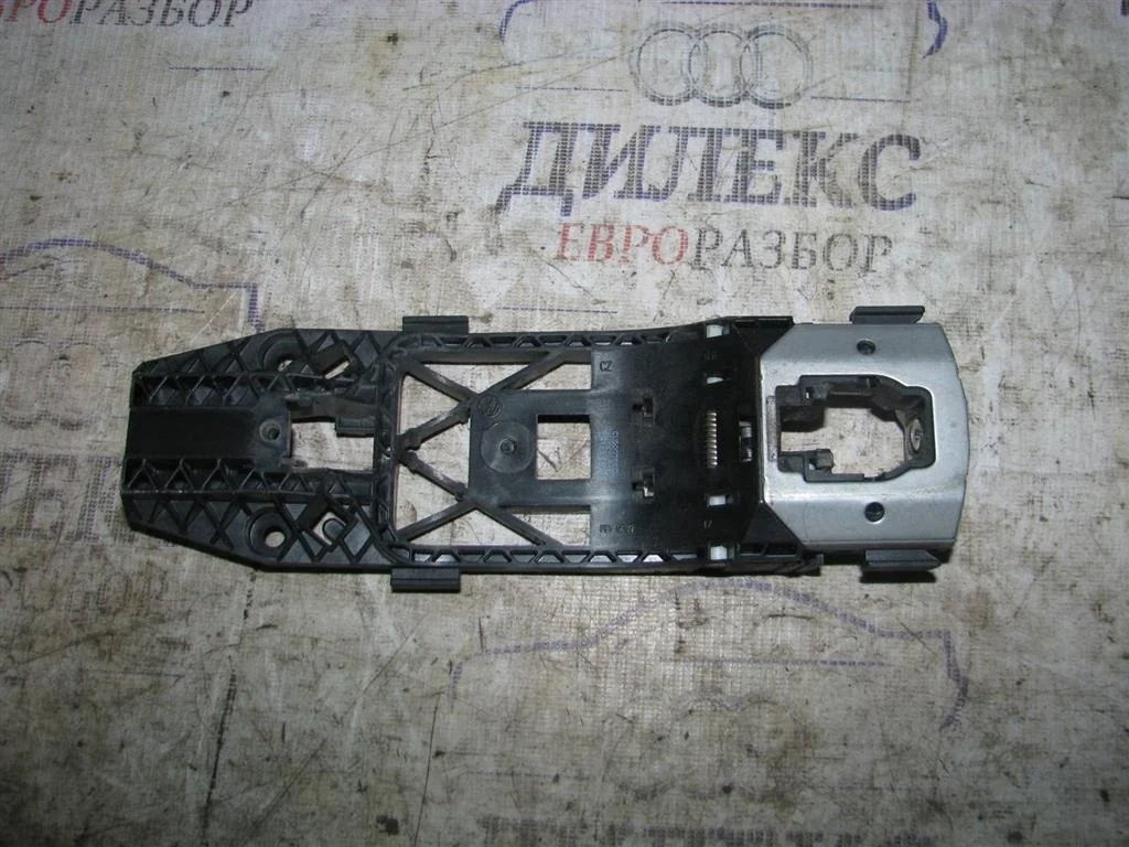 кронштейн ручки VW Golf VII 2012 - -
