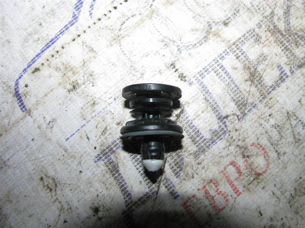 клипса автомобильная Audi  - -