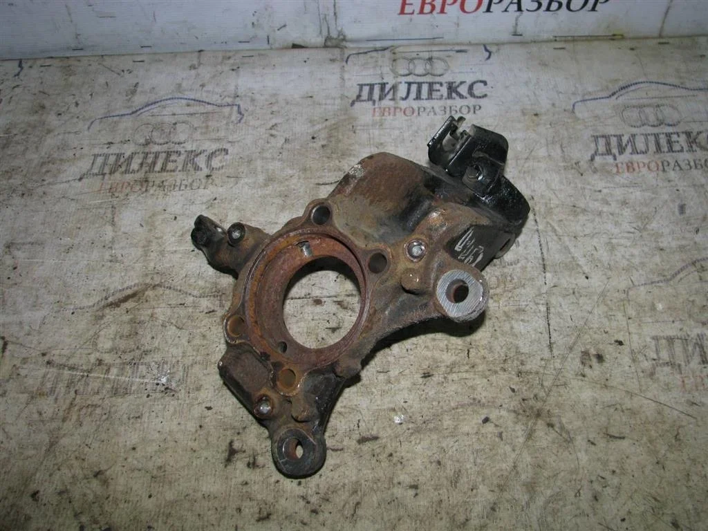 кулак поворотный VW Tiguan 2007-2011 R F