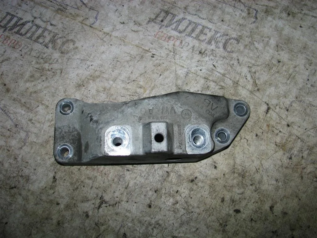 кронштейн акпп VW Passat (B6) 2005-2010 - -