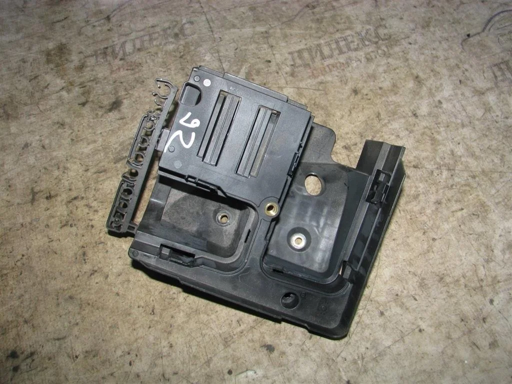 кронштейн (сопут. товар) VW Passat (B6) 2005-2010 - -