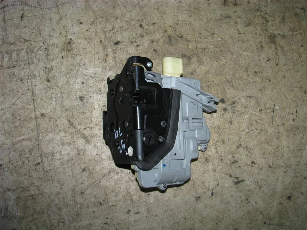 замок двери VW Passat (B6) 2005-2010 R R