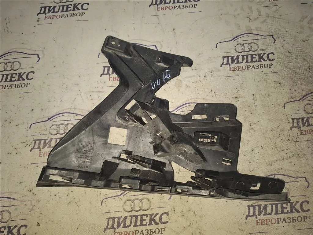 кронштейн переднего бампера Volvo V60 2011-2018 R F