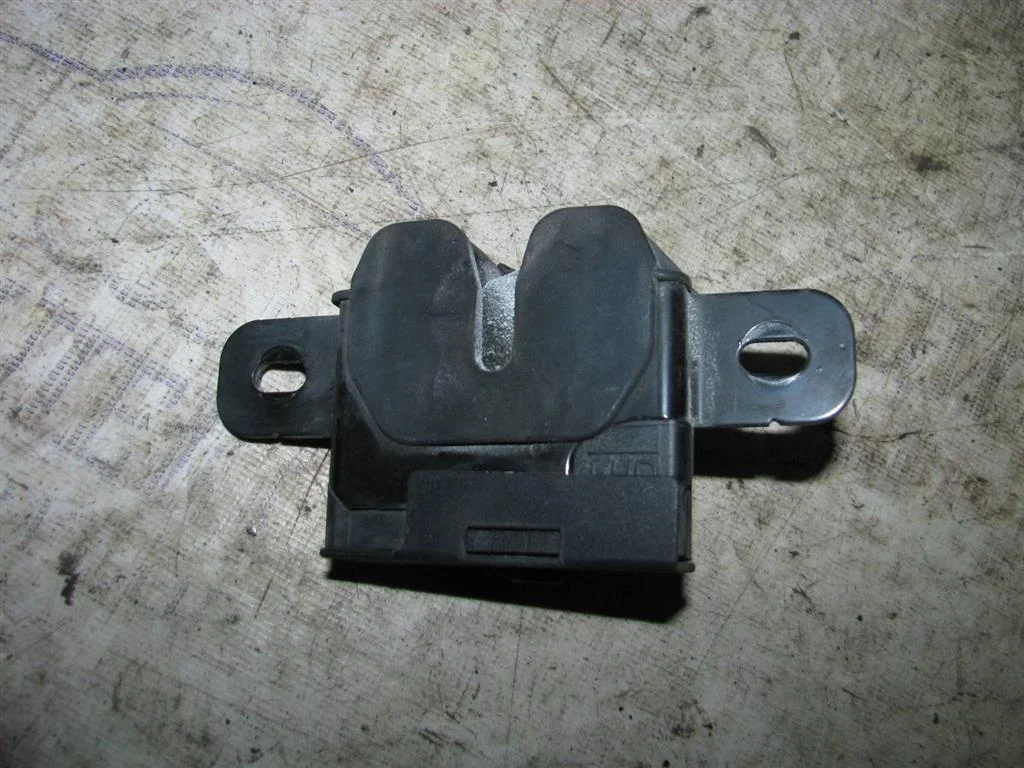 замок капота Volvo V60 2011-2018 - -