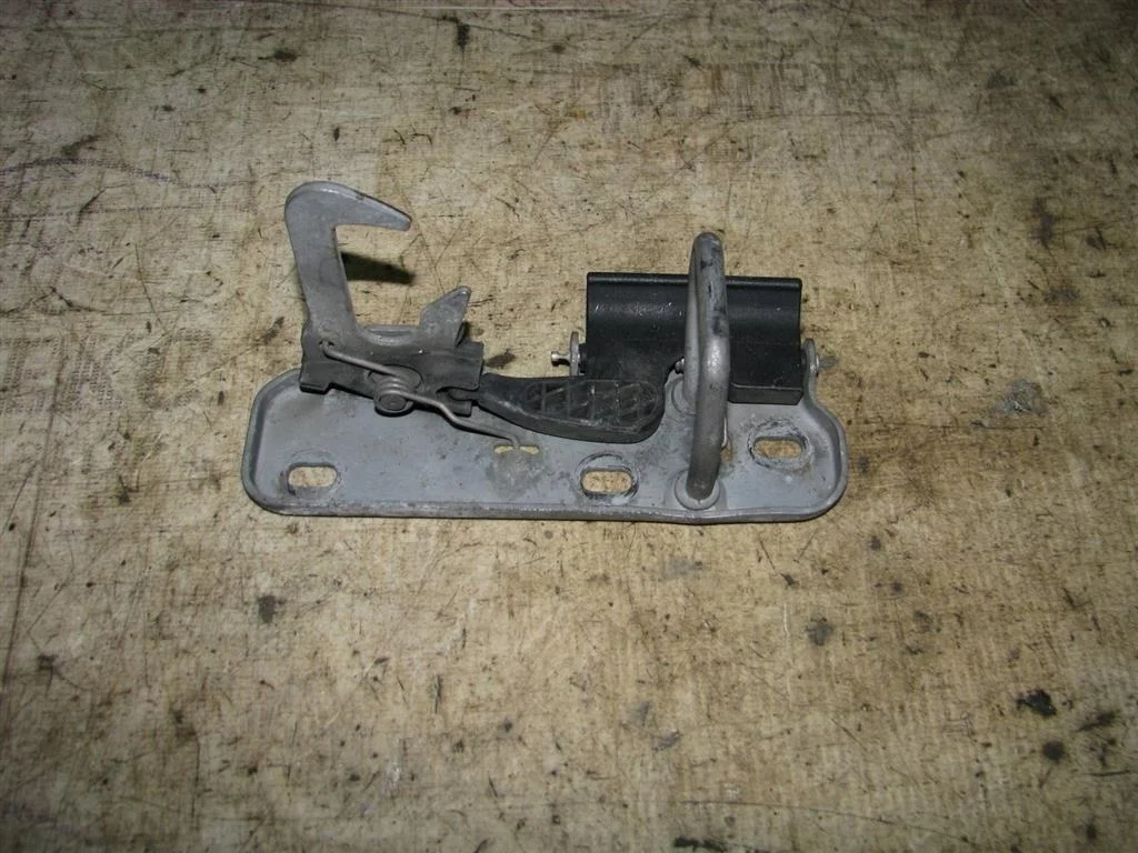 крючок капота VW Tiguan 2007-2011 - -