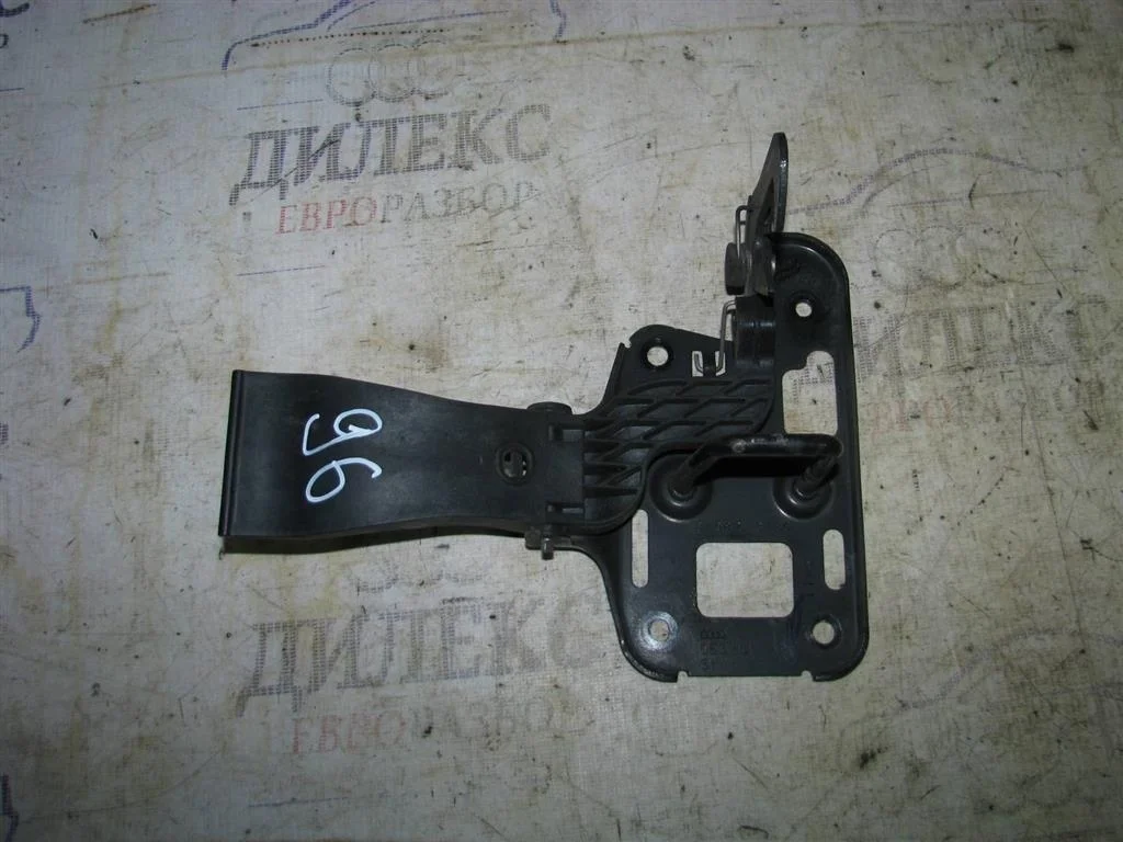 крючок капота Audi A4 (B8) 2007-2015 - -