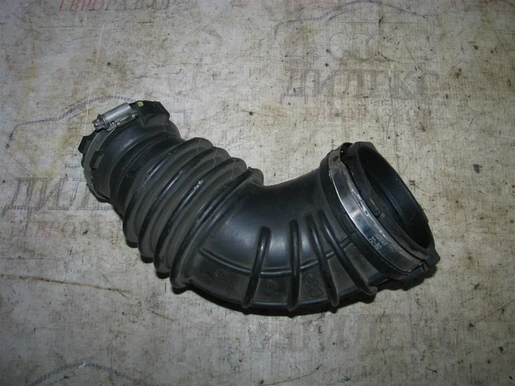патрубок воздушного фильтра Audi A4 (B8) 2007-2015 - -