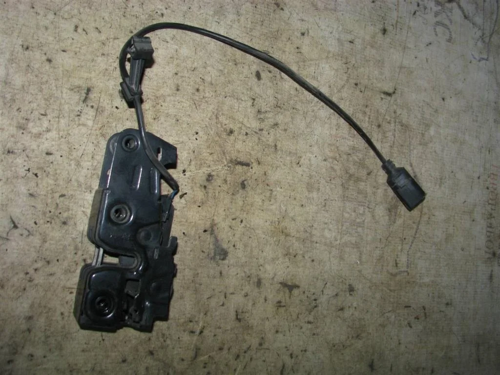 замок капота Audi A4 (B8) 2007-2015 - -