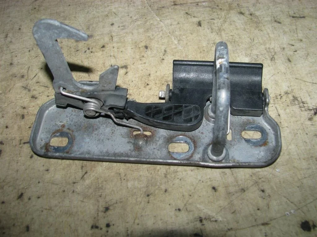 крючок капота VW Tiguan 2007-2011 - -